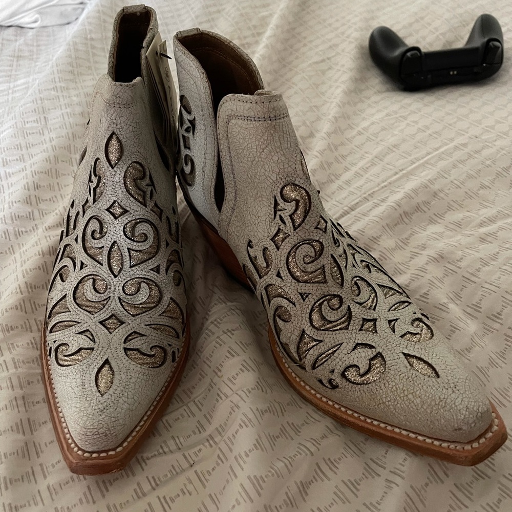 Ariat Dixon